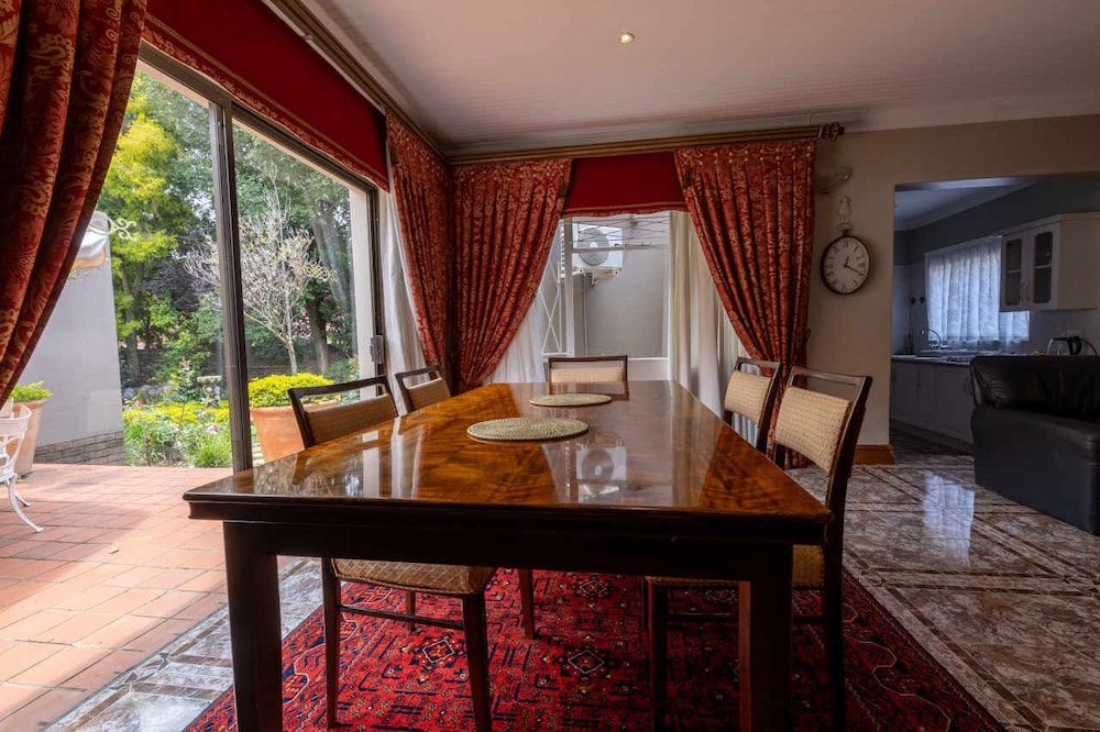 Royal Ridge Guest House and Apartments