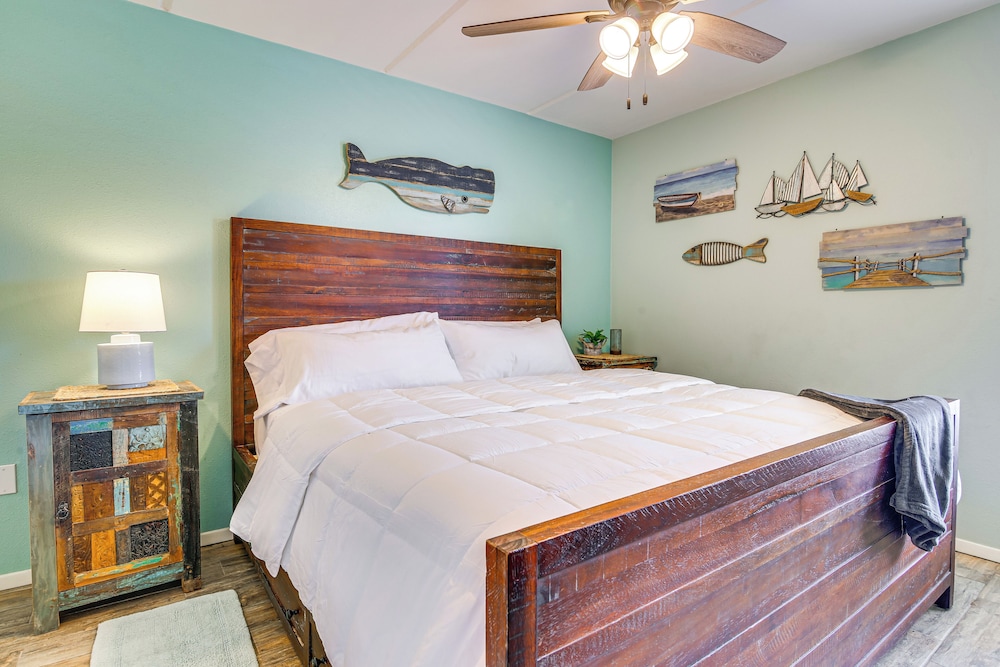 Walk to Beach: Condo w/ Pool Access in Texas!
