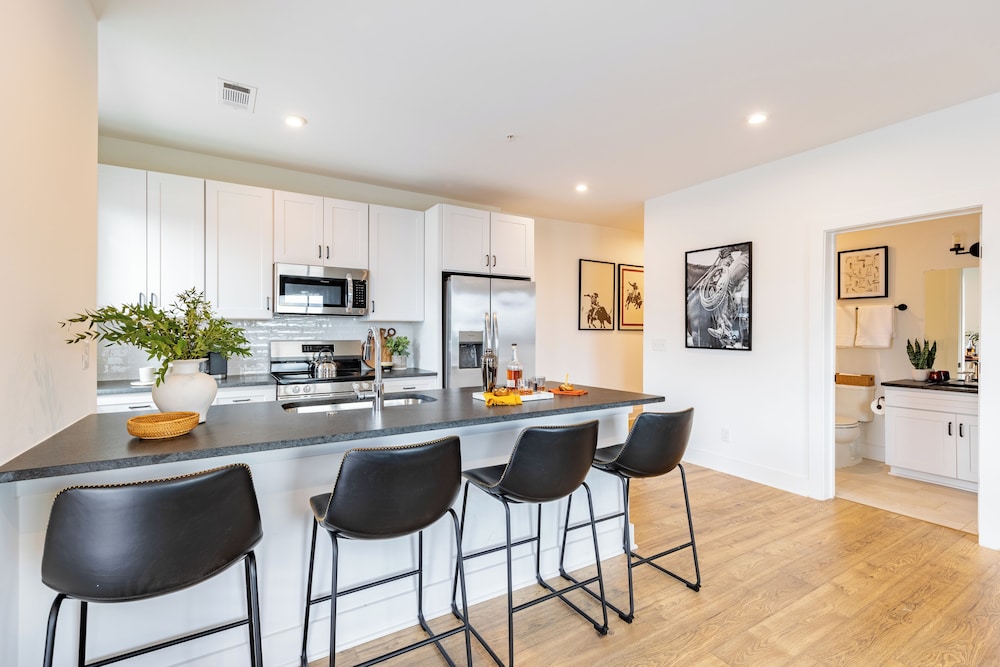 The Heights by AvantStay – Modern Condo Minutes from Broadway