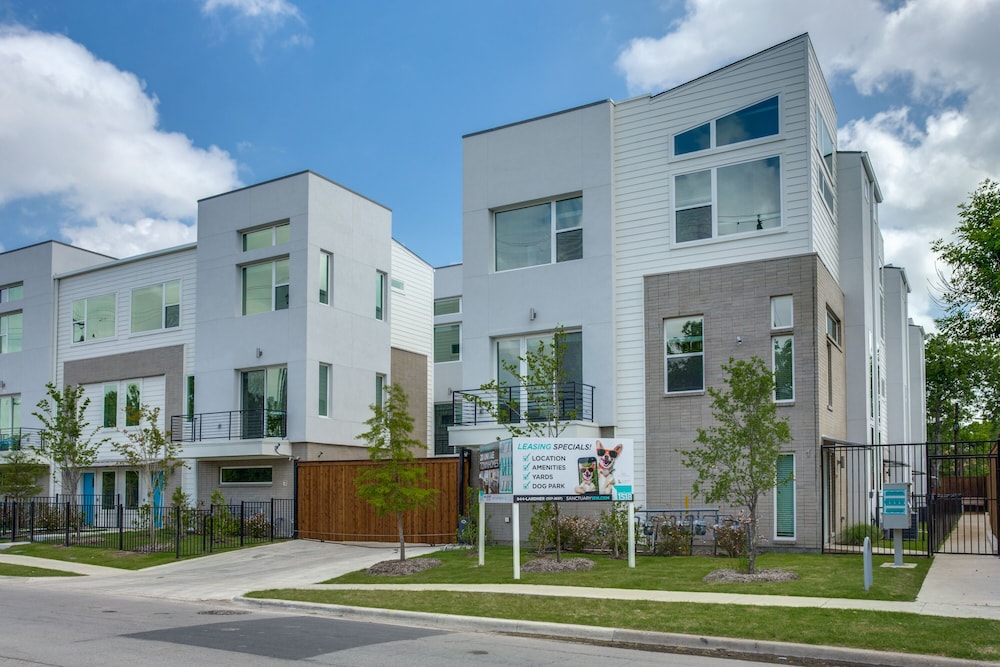 Modern Dallas TownHome 2 BR fully furnis view 4
