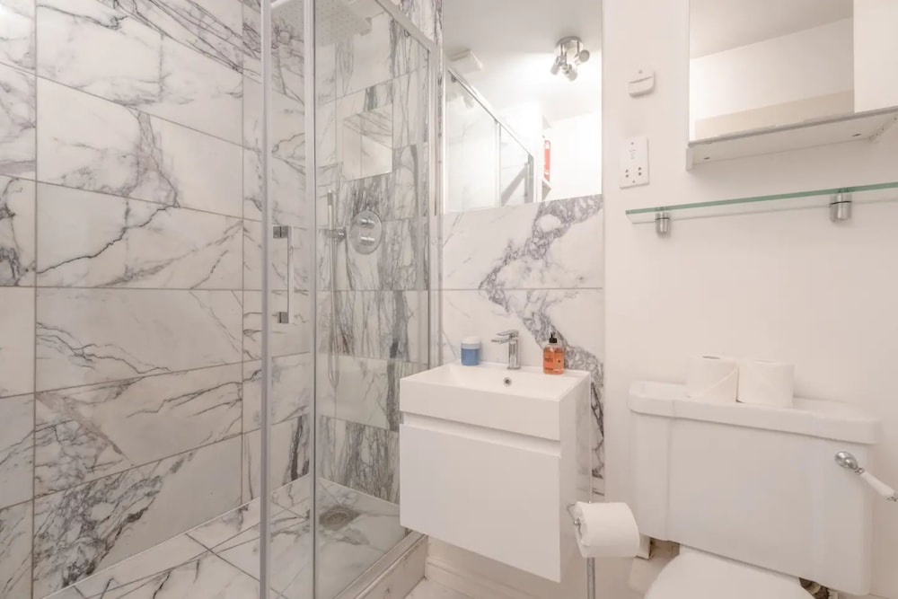 Bright 1 Bedroom Flat in Kensington Olympia