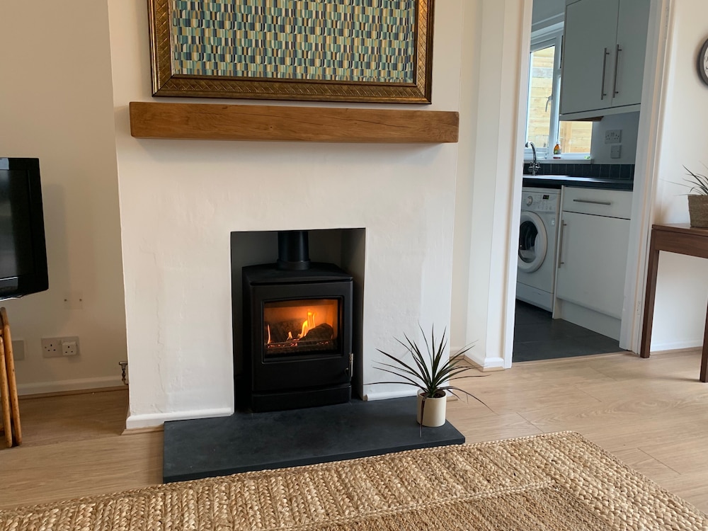 2 Bed-sleeps 4-parking-pets-10 min Walk to Beach