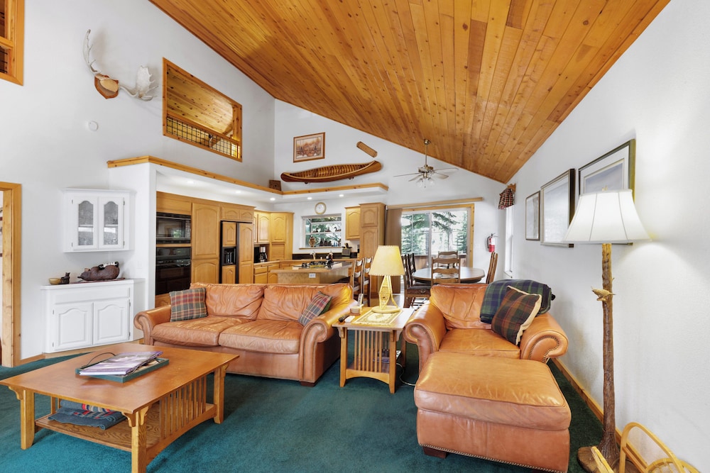 Paradise Pines 3BR Secluded Cabin Minutes in Tahoe Donner! view 2