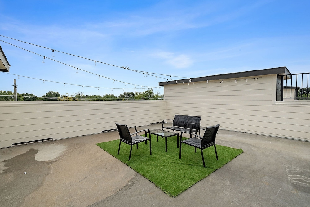 Urban Comfort King Bed Rooftop Backyard