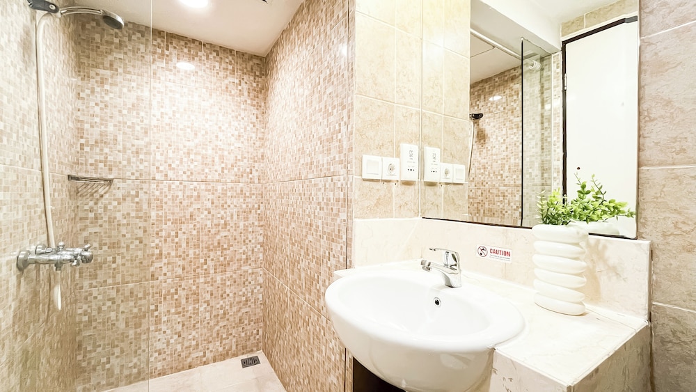 Modern Minimalist Studio (No Kitchen) At Great Western Apartment
