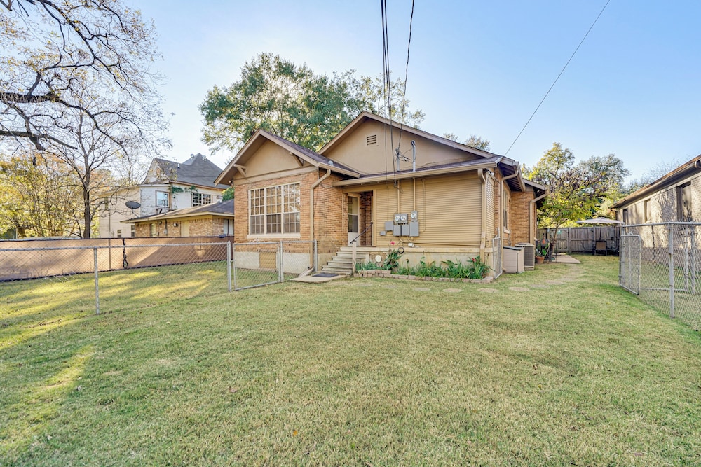 < 1 Mi to Dtwn Texarkana: Couple's Retreat w/ Yard