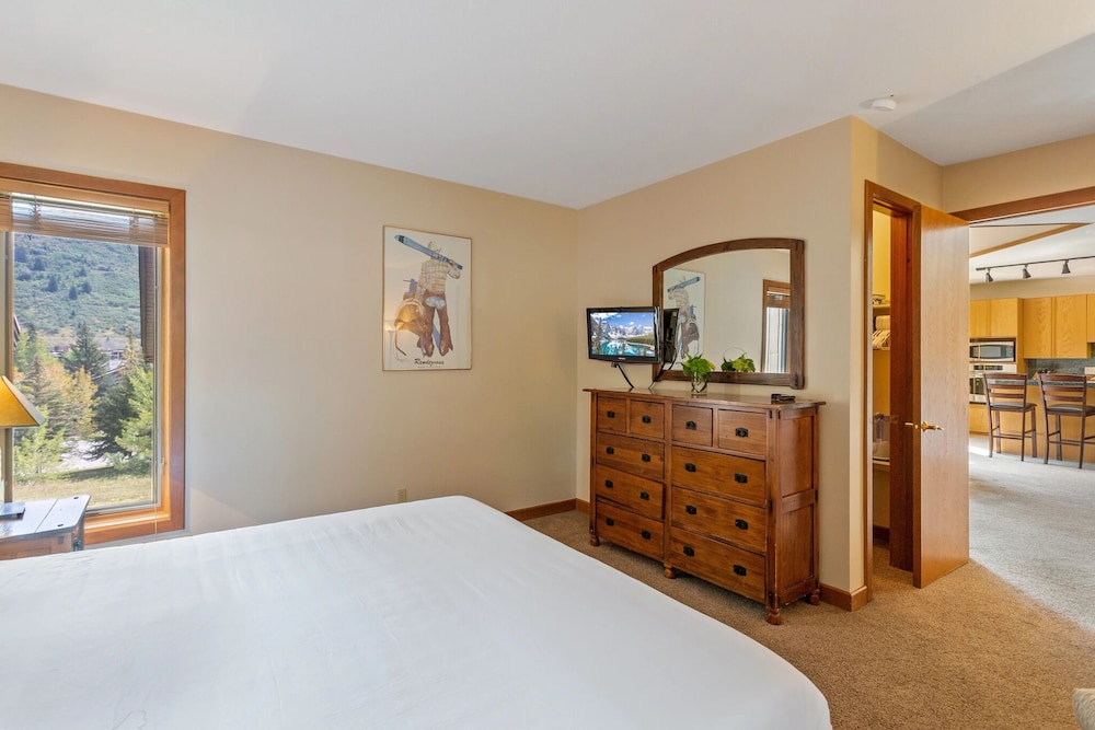 Pinnacle at Deer Valley Resort - Four Bedroom Condo with Hot Tub #1470 4 Condo