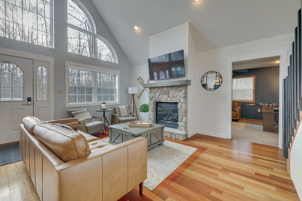 Pocono Lake Cottage w/ Private Indoor Hot Tub view 2