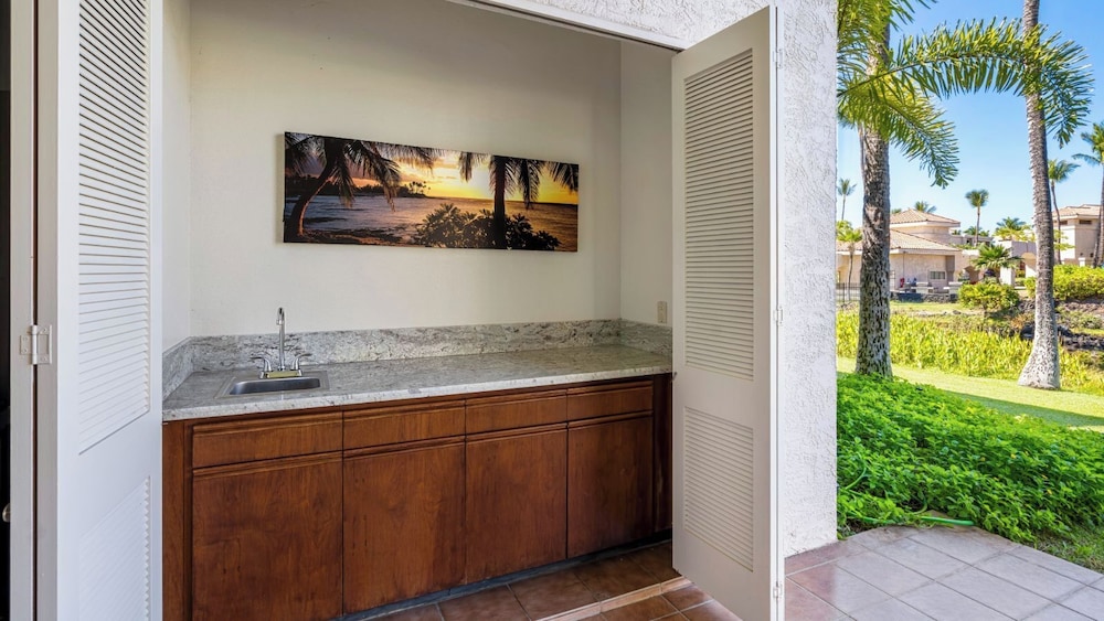 Spacious Hawaiian Unit w/ Lagoon View - AC & Wifi - Vrkcv