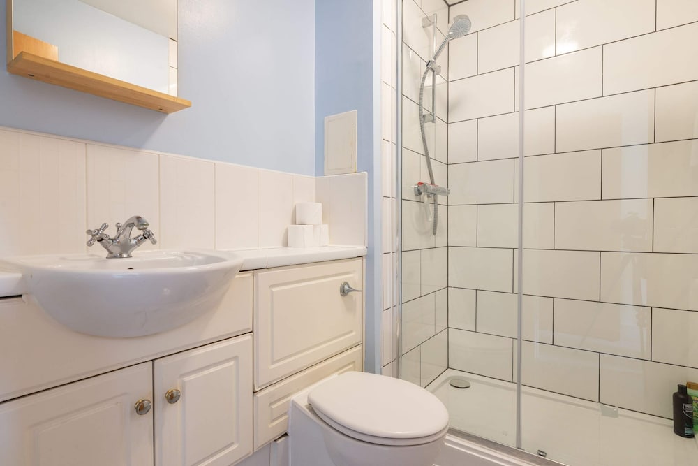 Homely 2 Bedroom Flat Close to Central Edinburgh view 3