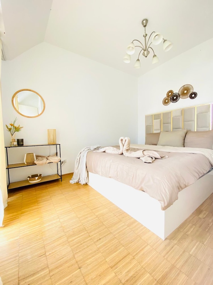 Comfy 3BR Apt With Living Room Balcony
