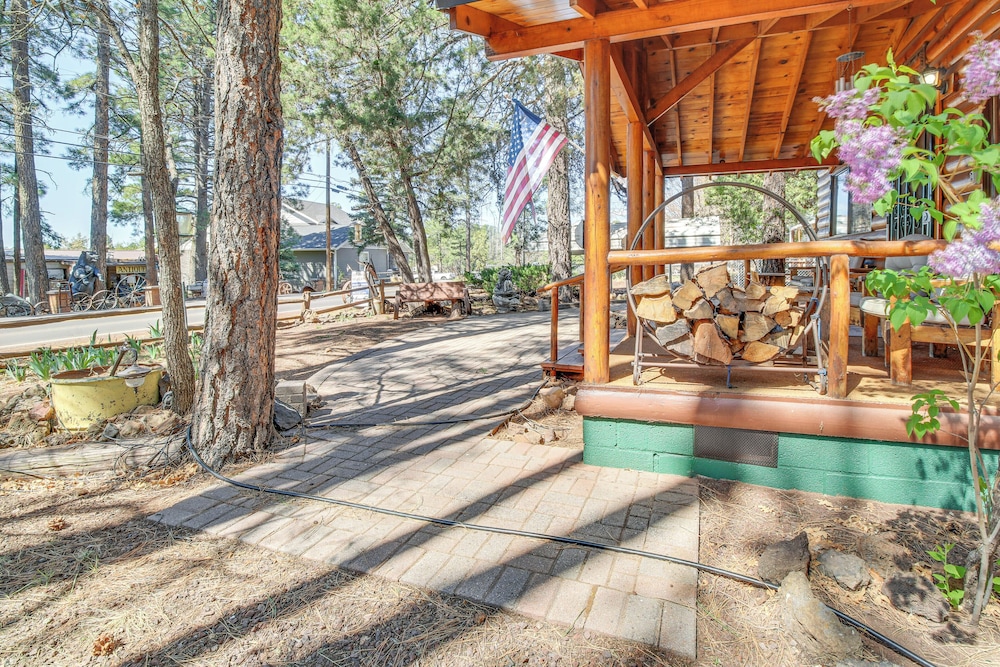 Ski, Hike & Relax: Forest-view Haven in Lakeside!