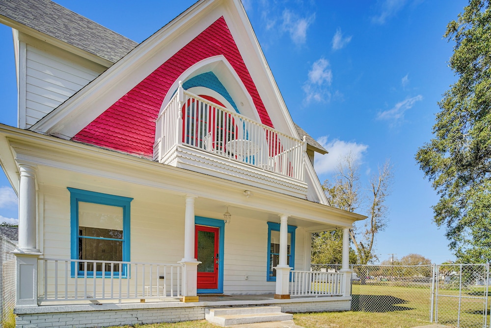 2 Mi to Gator Chateau: Vibrant Home w/ Balcony