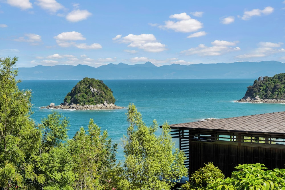 Cozy Suite - Ocean View & Private Beach