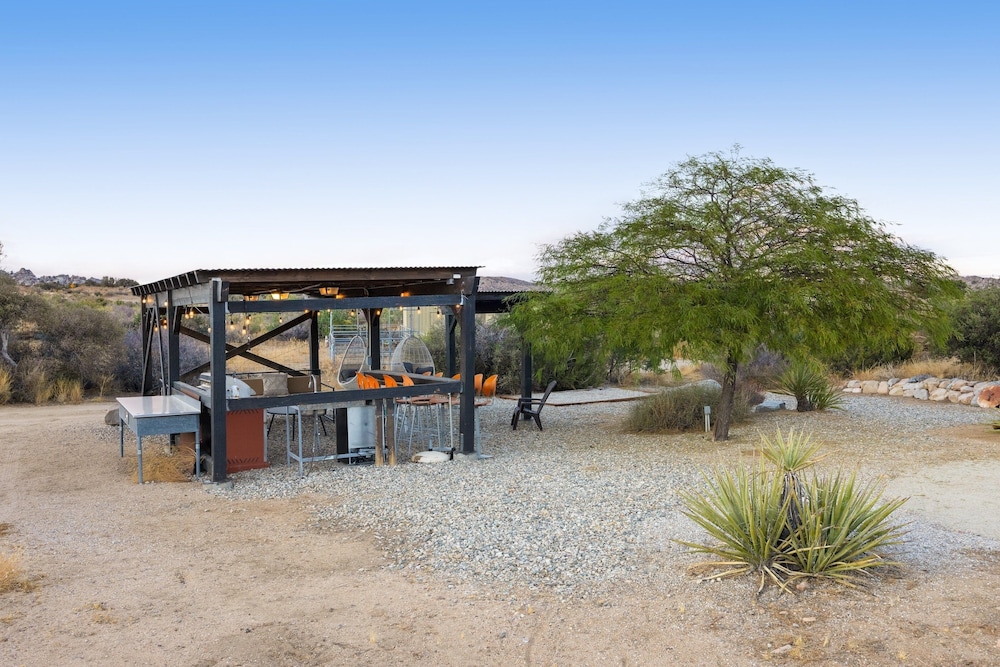 Jackalope Junction-pool, Hot Tub, Fire Pit, Bbq & Desert Views! 2 Bedroom Home by RedAwning