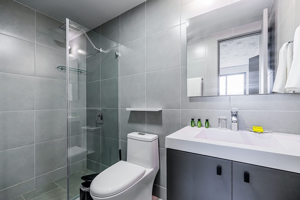 w Trendy 2BR w Balcony in the Heart of Centriqo