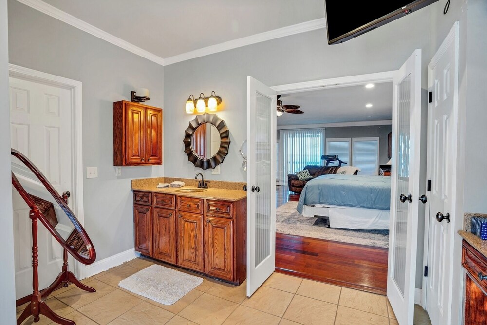 Luxury Lakefront 4br: Jacuzzi, Game Room & Wi-fi