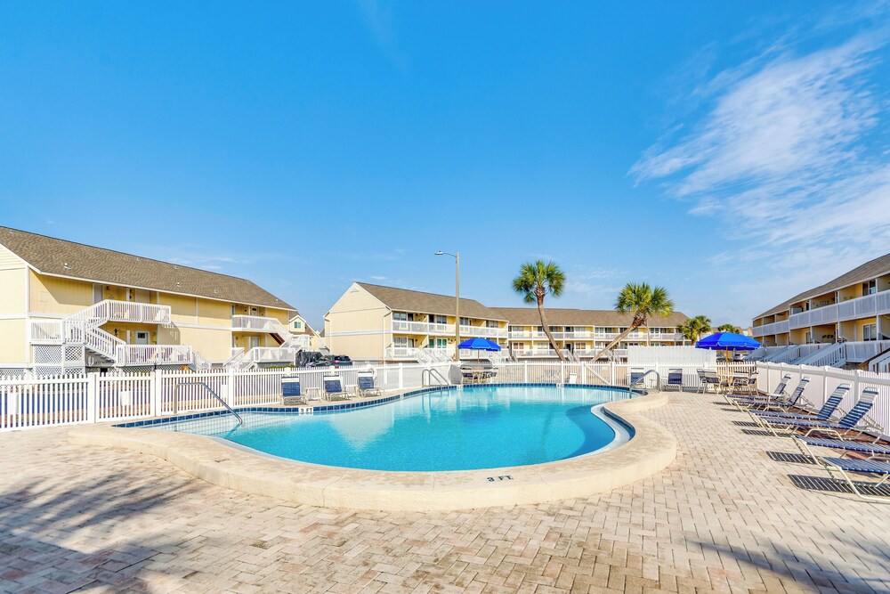 Walk to Beach: Resort Retreat w/ Balcony in Destin