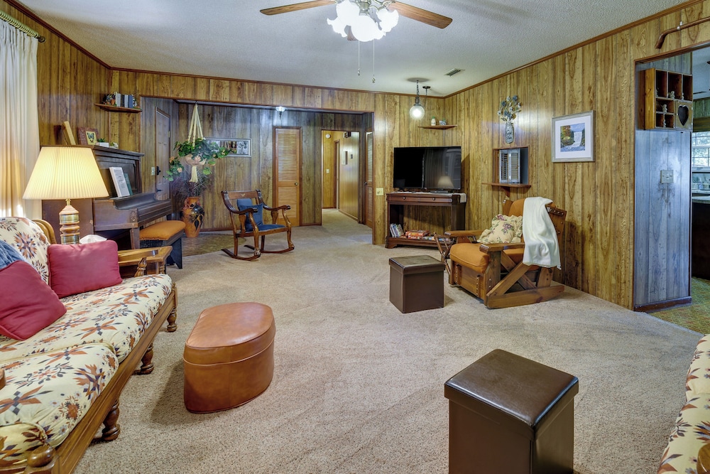 Vintage Chipley Getaway on Large Private Property - Property Image 30