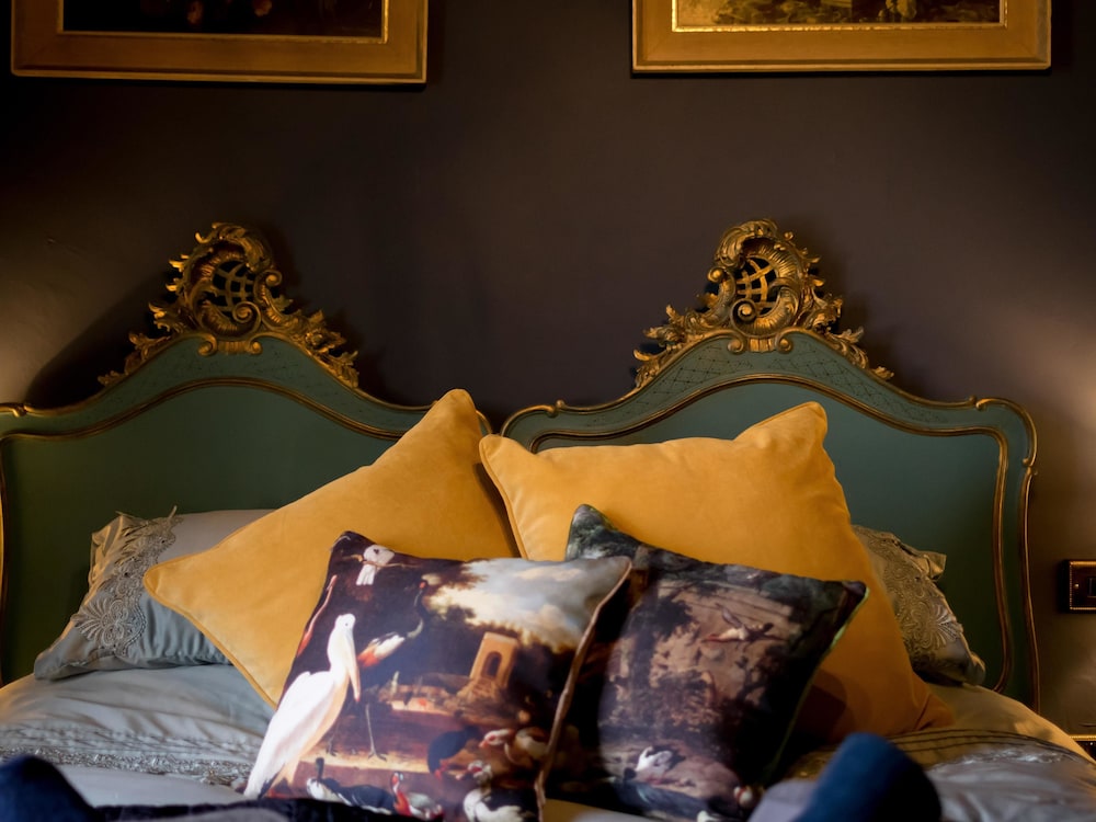 Gin Lounge Rooms