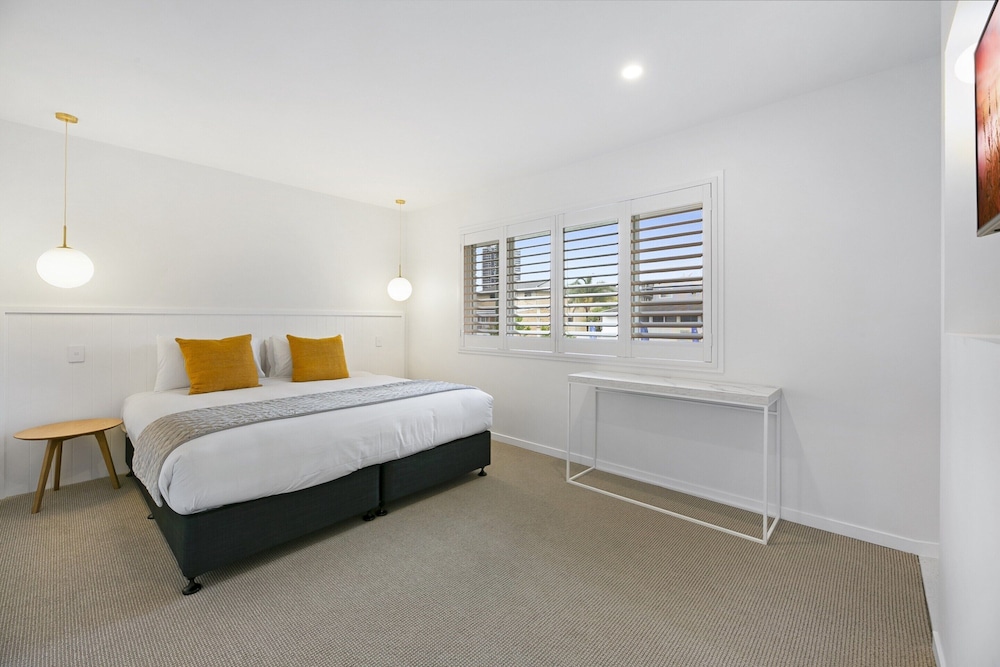 Mediterranean Surfers Paradise Townhouse With BBQ