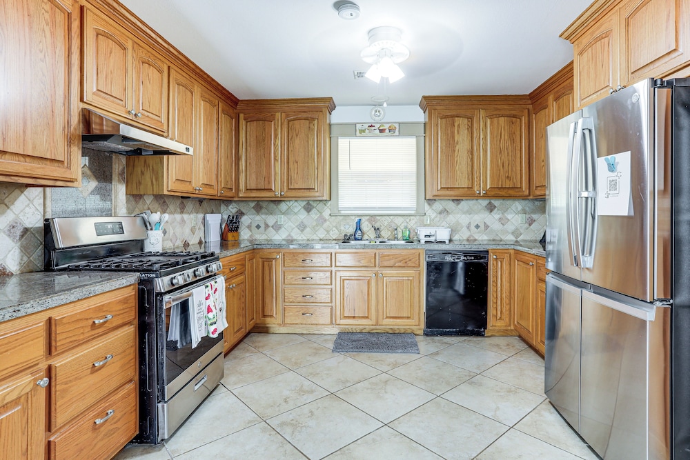 3 Mi to Spring River: Fully Furnished Outdoor Gem!