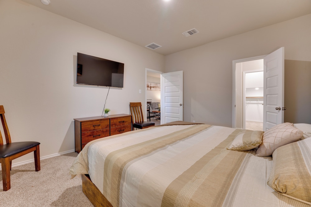 6 Mi to Lackland Afb: Hot Tub, Pool & Game Room!