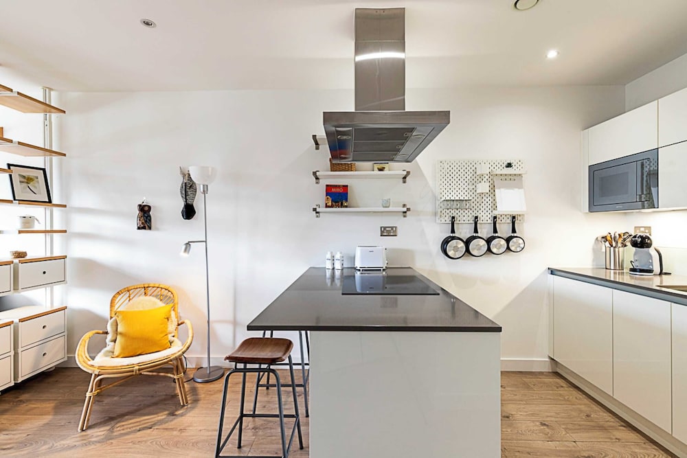 Well-connected, Cosy and Bright Modern Flat