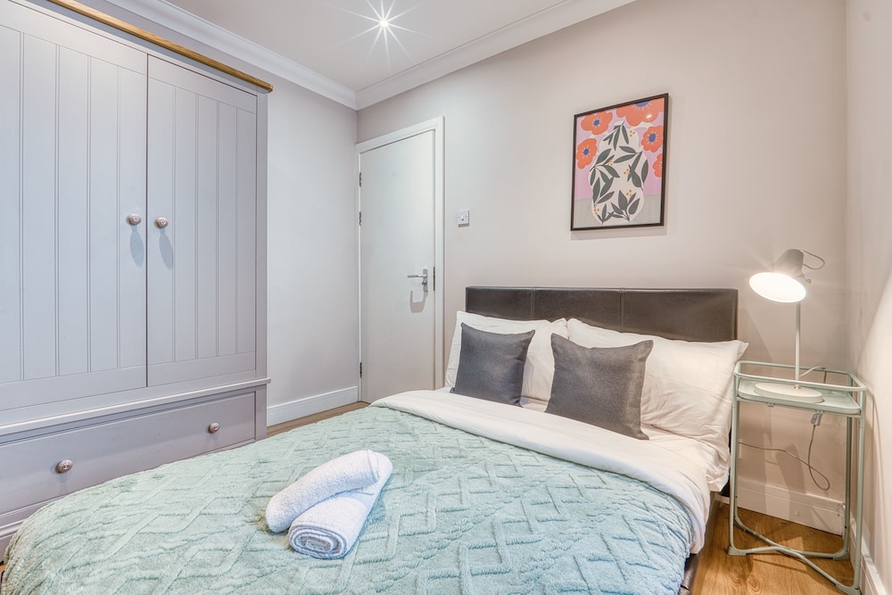 Stylish 2Bed 10 min to Centre Garden view 4