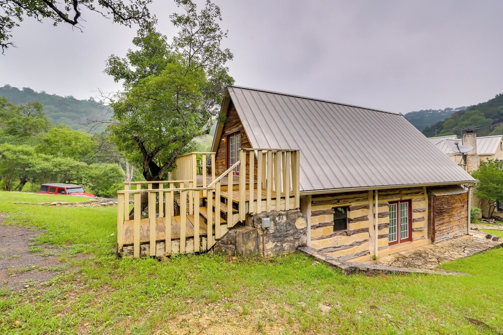 Chic 'tree House' Studio ~ 24 Mi to Bandera!