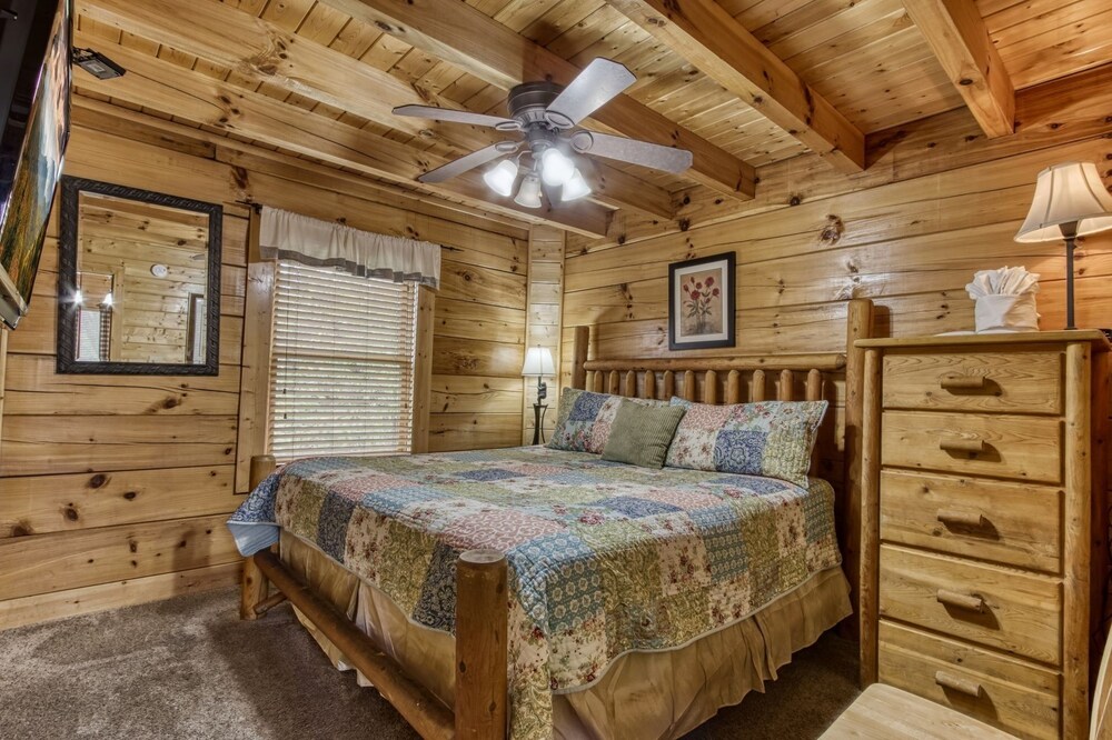 Ern819 - Mountain Majesty - Great Location! Close To All The Action! 5 Bedroom Cabin by RedAwning view 5