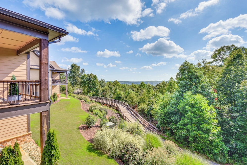 Community Perks: Mountain-view Condo in Toccoa!