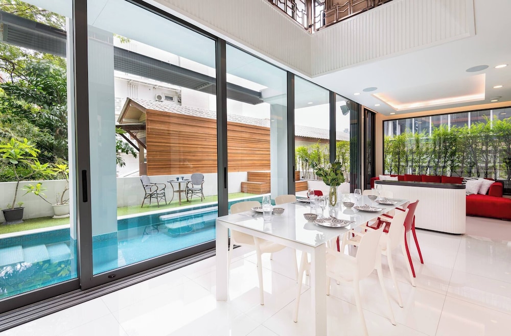 Modern Luxury Poolhaus With Lift