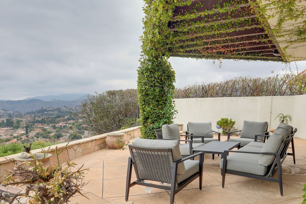 2 Mi to Promenade at Westlake: Mtn-view Haven!