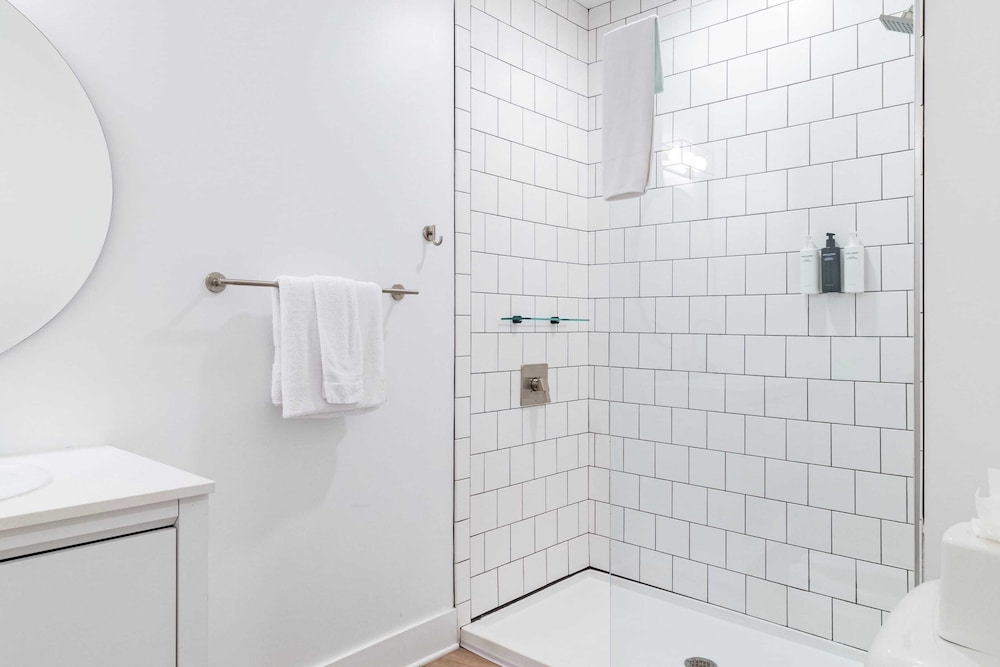 Dual Bachelor Pads w/ Rooftop Lounge & Games Sleeps 26 5 Min to Broadway