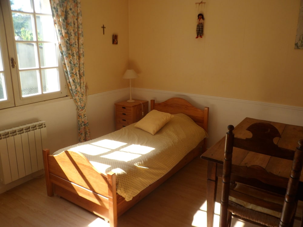 Clos Sainte Garde en Saint-Didier — hotel room