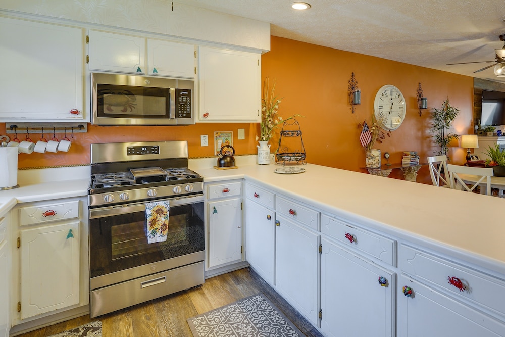 Walk to Beach: PCB Condo w/ Oceanfront Pool Access
