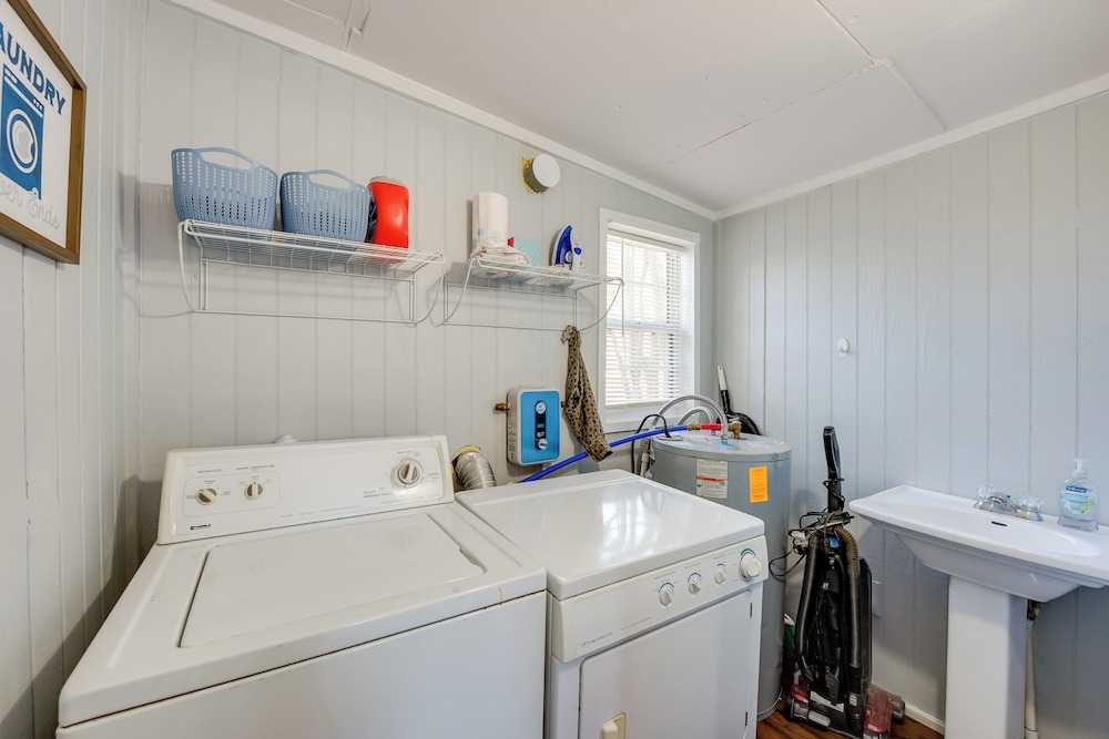 1 Mi to Fishing Pier: Apalachicola Bay Getaway!