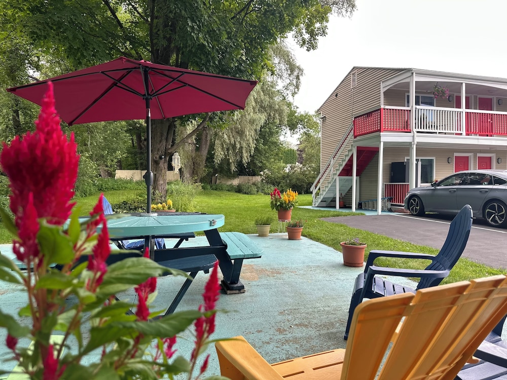 Cozy Corner Motel