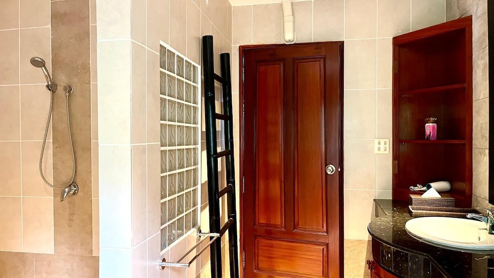 Luxury Seaview 6 Bedrooms With Infinity Pool Villa, Private Gym, Superfast Wifi