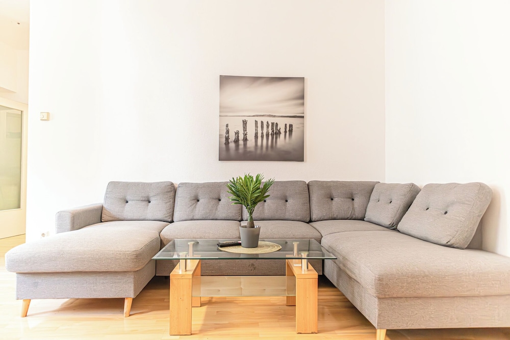 Basic 2BR Apt Near Westbahnhof