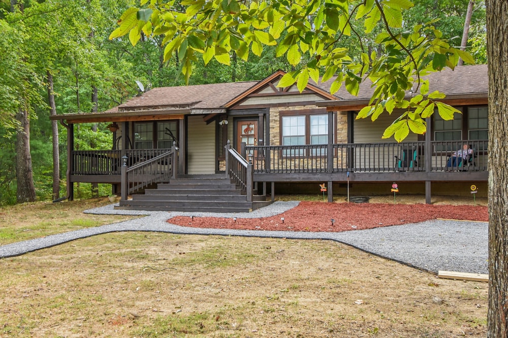 Cozy Cove Escape - Lakeside Retreat 3 Bedroom Cabin