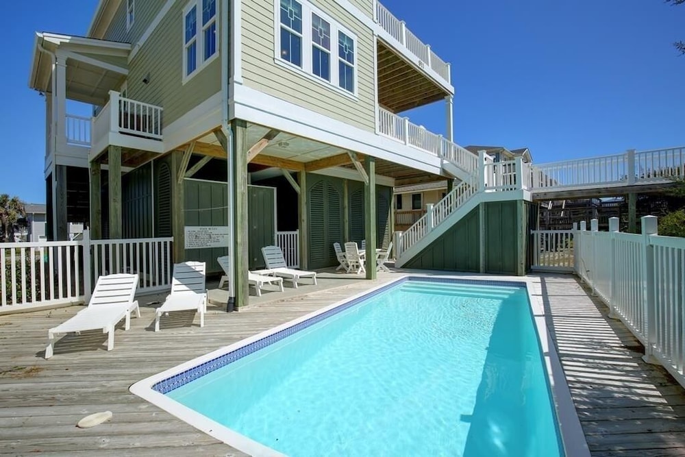 R & R By The Sea 4 Bedroom Home by RedAwning