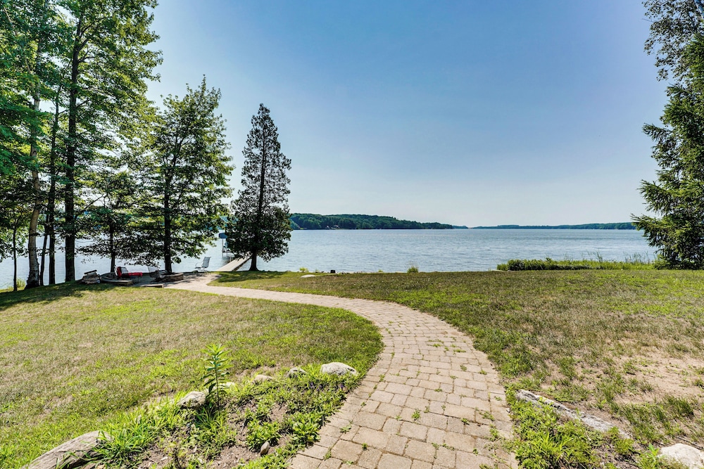Hamlin Lake Retreat: Spacious Stay for Groups!