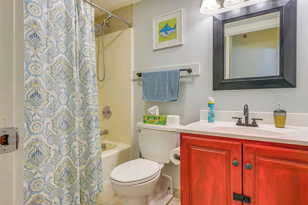 Walk to Mount Snow Resort: Unit w/ Pool & Hot Tubs