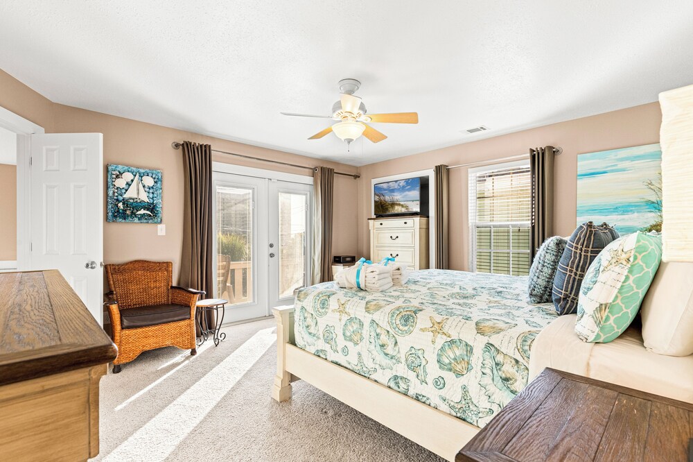Just Beachy 3BR Dog-friendly Townhouse Near Beaches & Attractions!