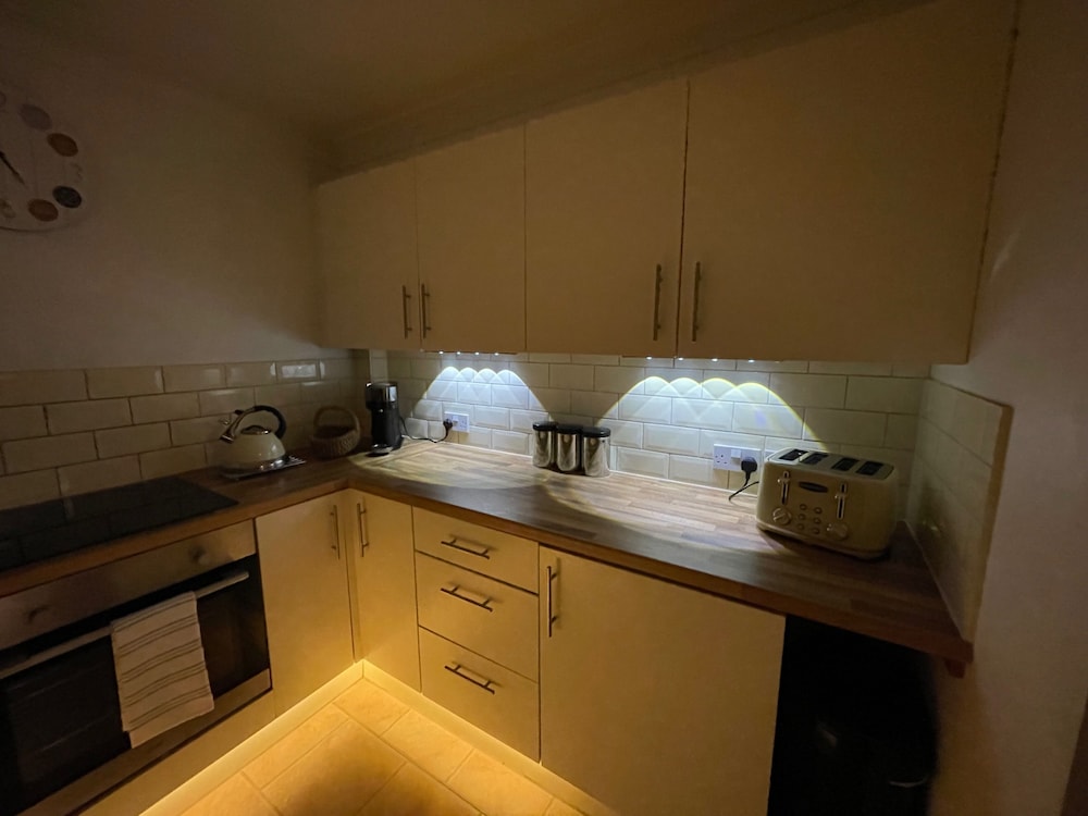 3 Bed House - Sleeps 5 - Garden - Parking - Wifi