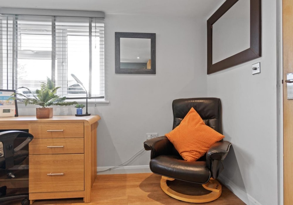 St Helens Studio With Free Parking by My Getaways view 4