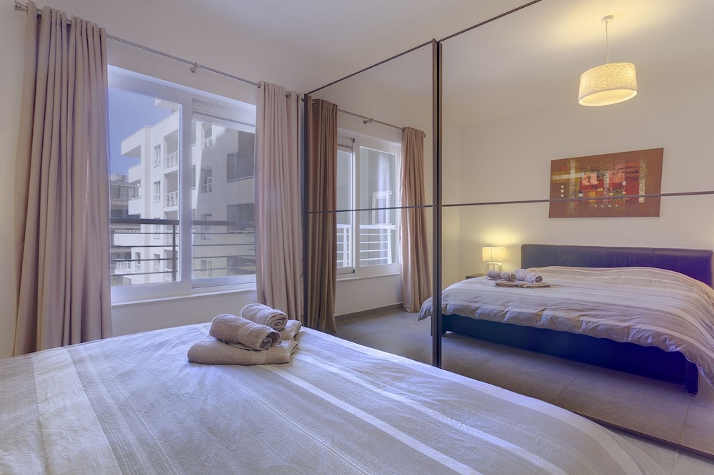 Seafront Lux Fort Cambridge wt Pool view 2