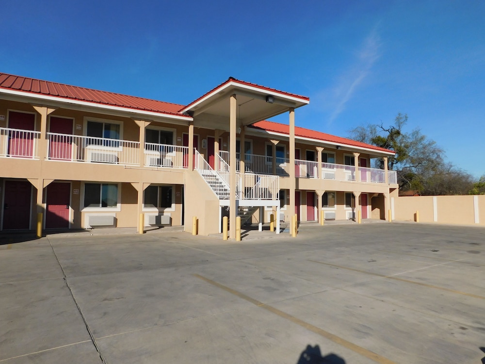 Eagle Pass Inn view 4